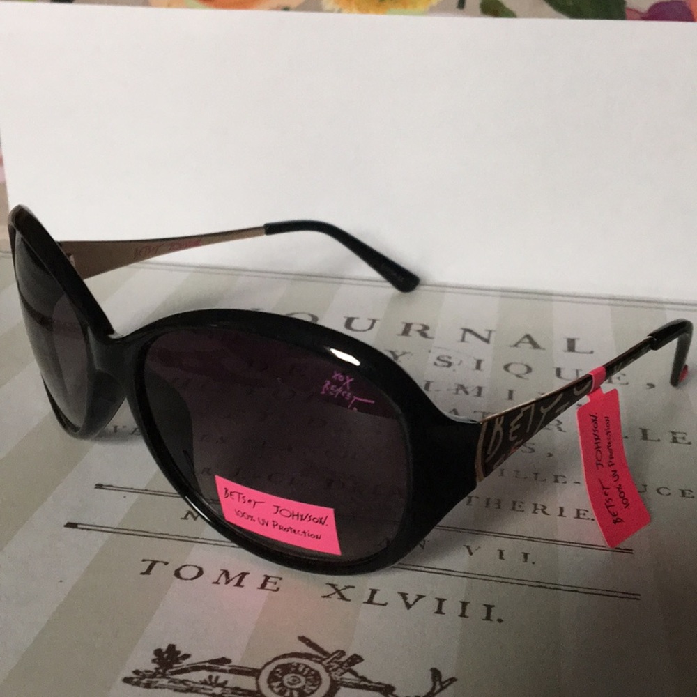 BETSEY JOHNSON OVAL SUNGLASSES